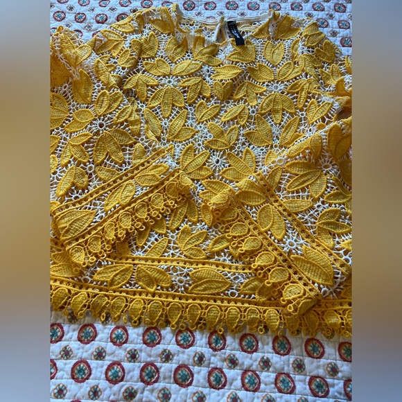 Lord & Taylor Yellow White Floral Lace Bell Sleeve Mod Blouse size small - Picture 2 of 8